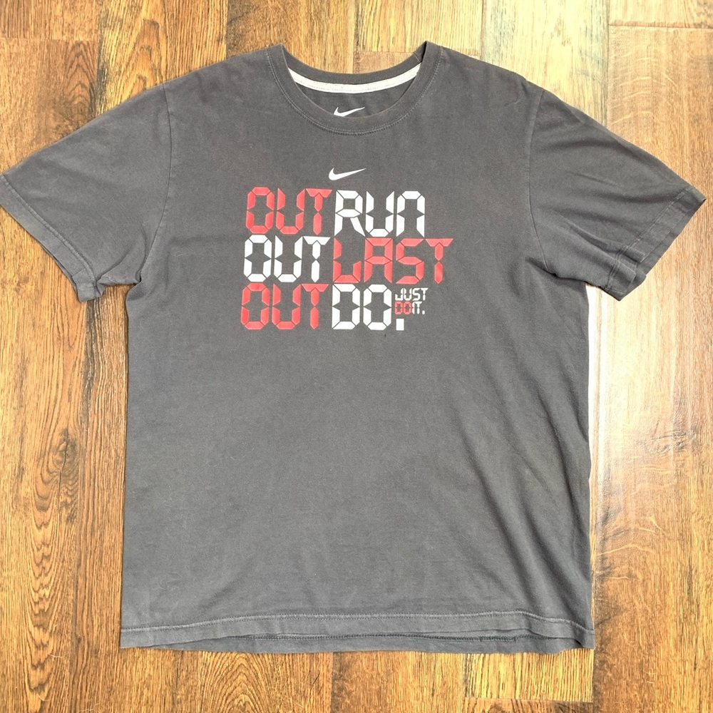Nike Regular Fit Motivational Short Sleeve Shirt
